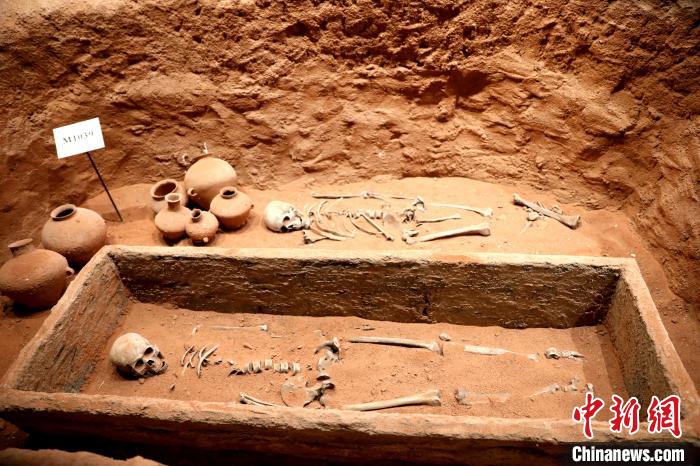 圖為河湟文化博物館復(fù)制展陳的墓葬及其彩陶陪葬品?！⊙Φ?攝