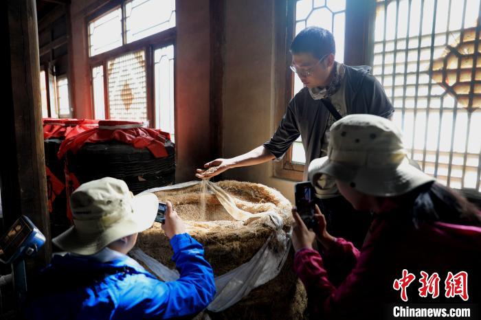 圖為青稞酒文化展示?！⊙Φ?攝