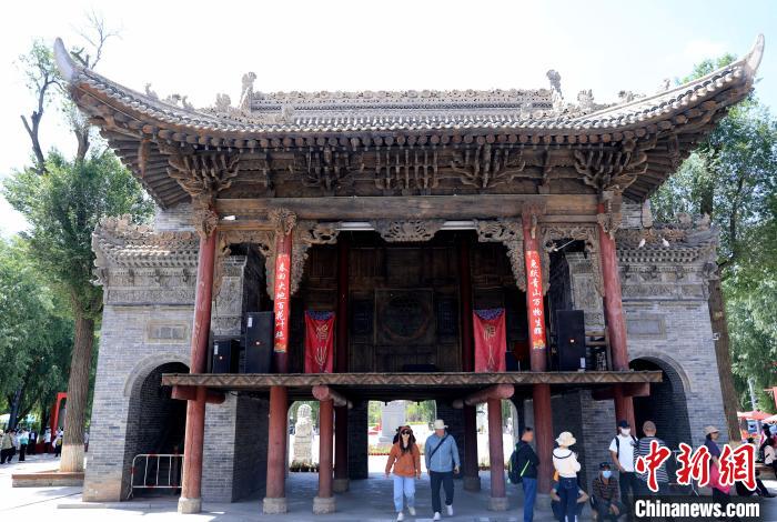 圖為平安驛·河湟民俗文化體驗(yàn)地的戲樓。　薛蒂 攝
