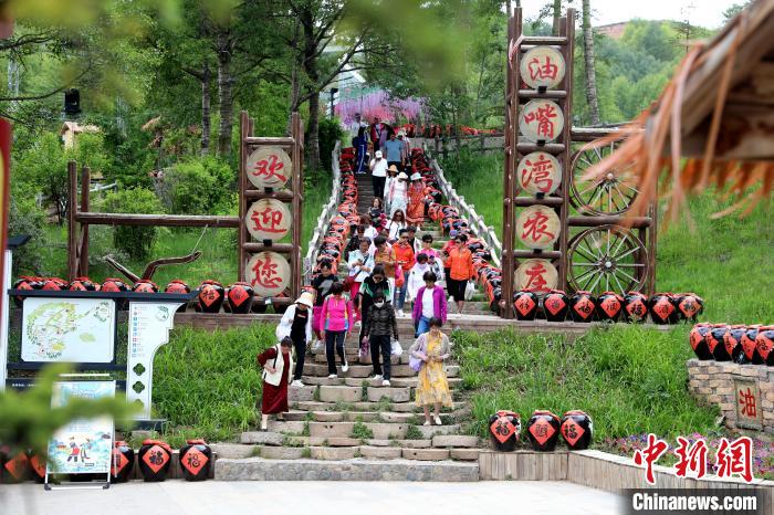 圖為油嘴灣生態(tài)文化景區(qū)的游客?！⊙Φ?攝