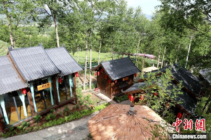 圖為景區(qū)內(nèi)依山而建的民宿。　薛蒂 攝
