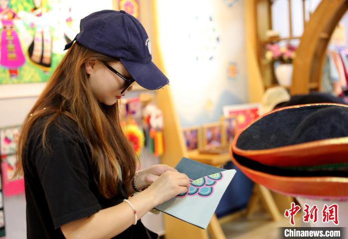 圖為民眾體驗國家級非遺項目盤繡技藝。　薛蒂 攝