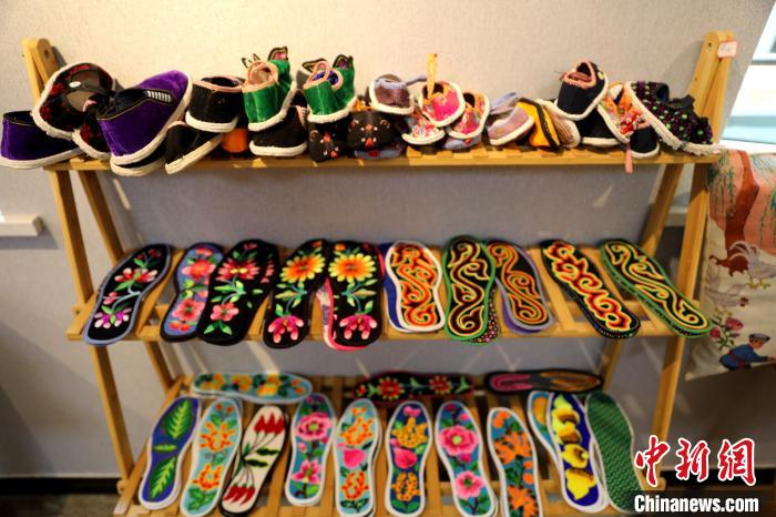 圖為盤繡作品?！⊙Φ?攝