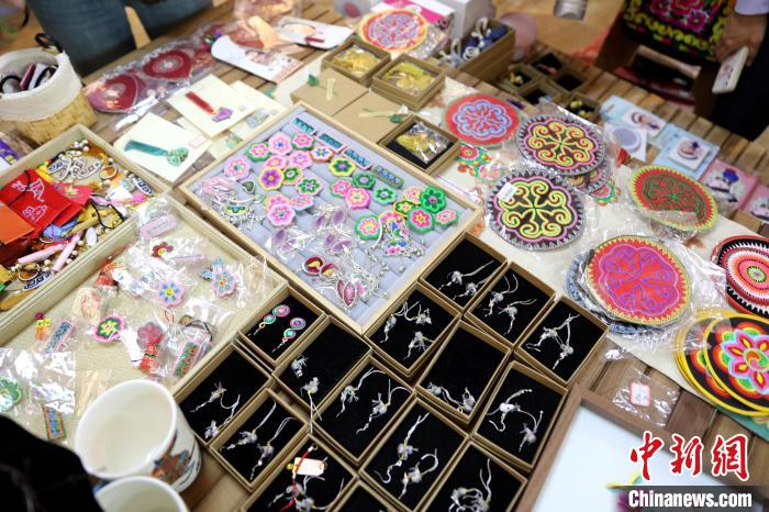 圖為盤繡作品。　薛蒂 攝