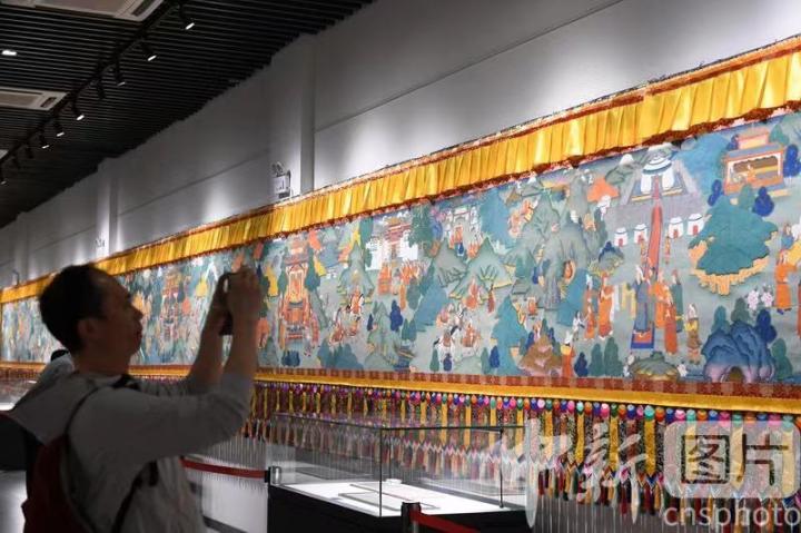 圖為觀眾觀看唐卡《涼州會(huì)盟》。 中新社記者 戴文昌 攝