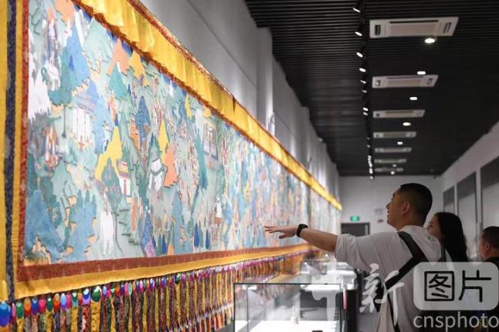 圖為觀眾參觀唐卡《涼州會(huì)盟》。 中新社記者 戴文昌 攝