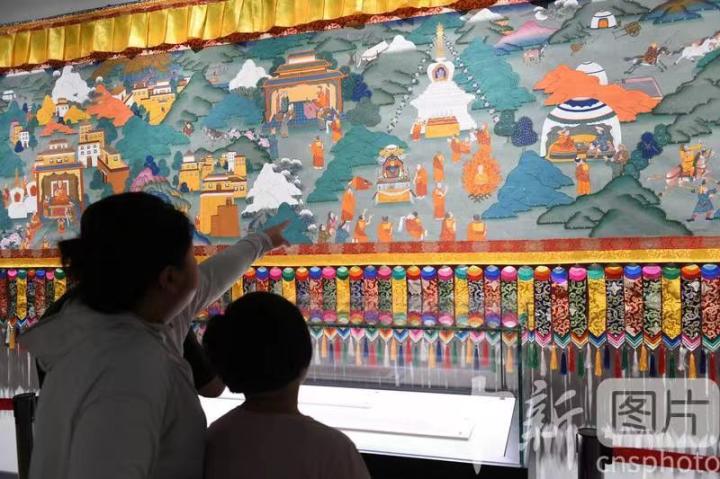 圖為觀眾觀看唐卡《涼州會(huì)盟》。 中新社記者 戴文昌 攝
