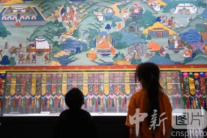 圖為觀眾參觀唐卡《涼州會(huì)盟》。 中新社記者 戴文昌 攝