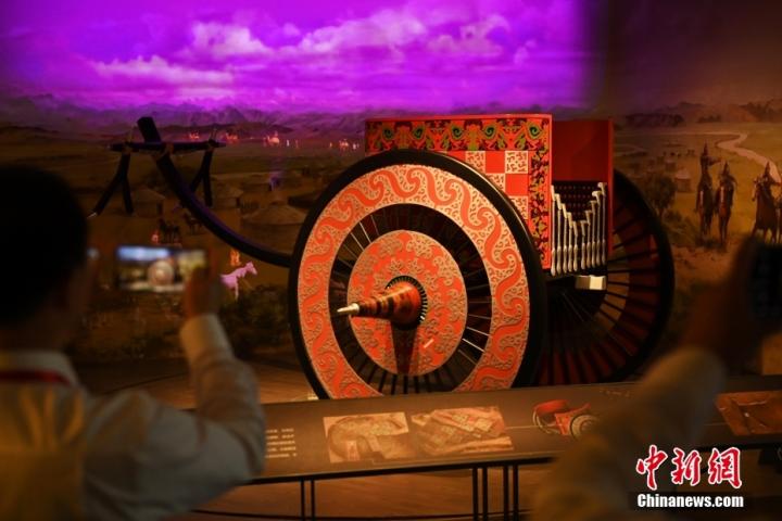 8月16日，甘肅省天水市張家川回族自治縣馬家塬車(chē)輿博物館內(nèi)，游客拍攝等比例的戰(zhàn)國(guó)西戎車(chē)輿復(fù)制品。