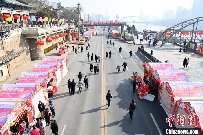 1月30日，蘭州黃河畔的年貨集市吸引顧客選購(gòu)年貨。九美旦增 攝</p><p>
