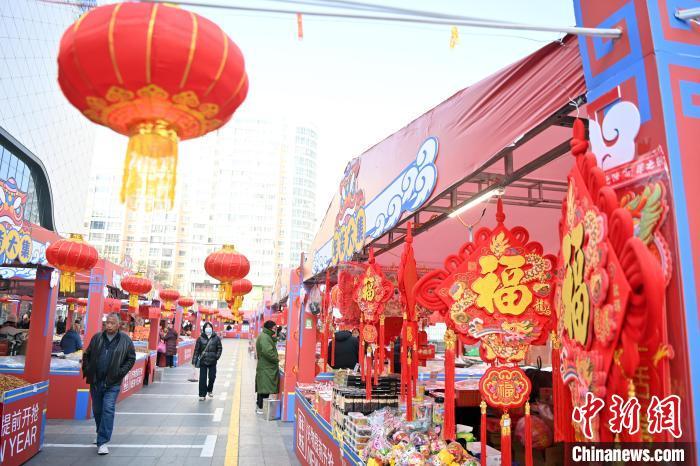 1月30日，蘭州街頭琳瑯滿目的年貨吸引顧客選購(gòu)。九美旦增 攝</p><p>