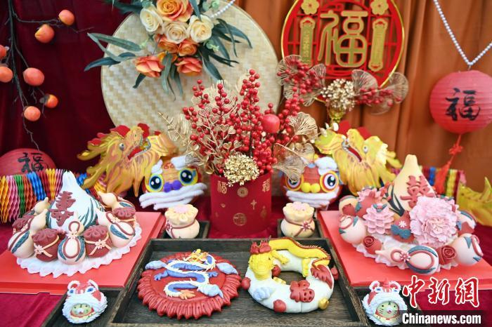 1月25日，春節(jié)臨近，蘭州一花饃店“龍”元素花饃熱銷。圖為展出的“龍”元素花饃。九美旦增 攝