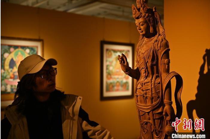 圖為季茂杰觀察自己創(chuàng)作的敦煌木雕。李亞龍 攝</p>
<p>