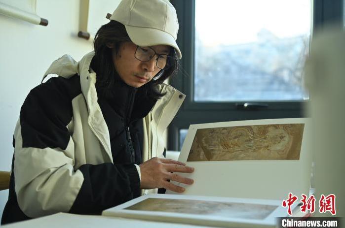 圖為季茂杰研究敦煌文化相關(guān)書籍。李亞龍 攝</p>
<p>