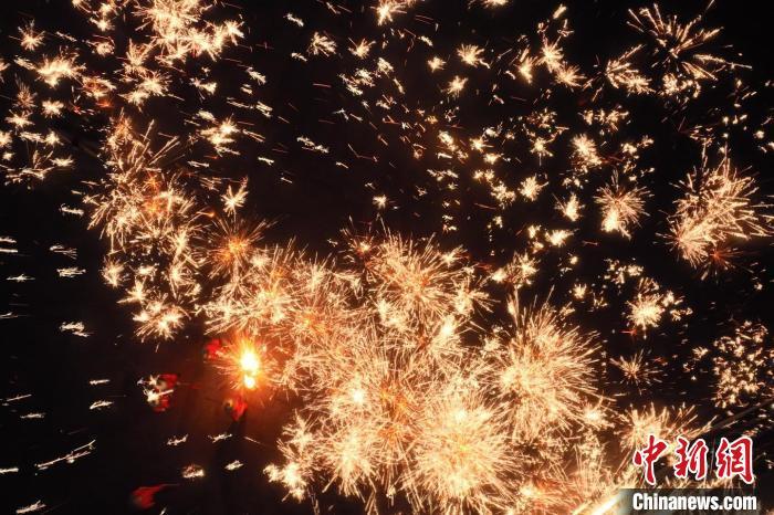 灼熱的鐵水在空中迸散。在空中形成“鐵花火雨”的景象，似天女散花，似群星漫天，如夢如幻，美不勝收。侯奇志 攝</p>
<p>