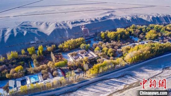 2022年11月，航拍深秋季節(jié)的莫高窟。　　王斌銀 攝