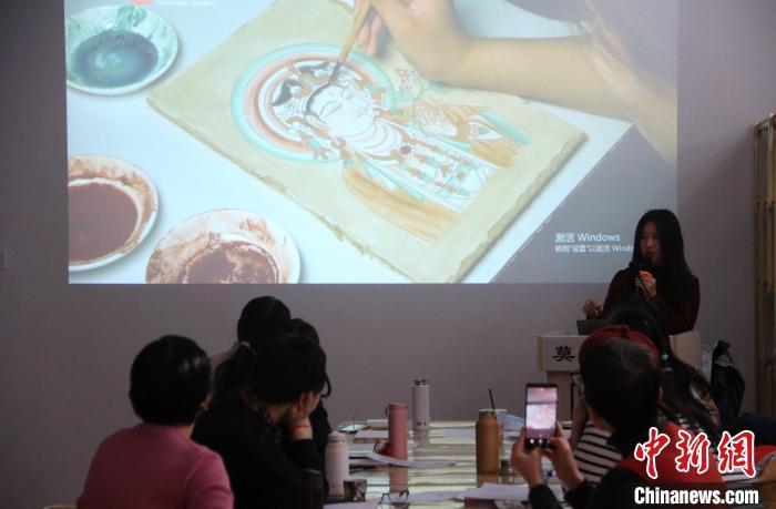 2023年2月，在敦煌研究院莫高學堂，研學導師給學員講授敦煌壁畫臨摹技法?！　垥粤?攝