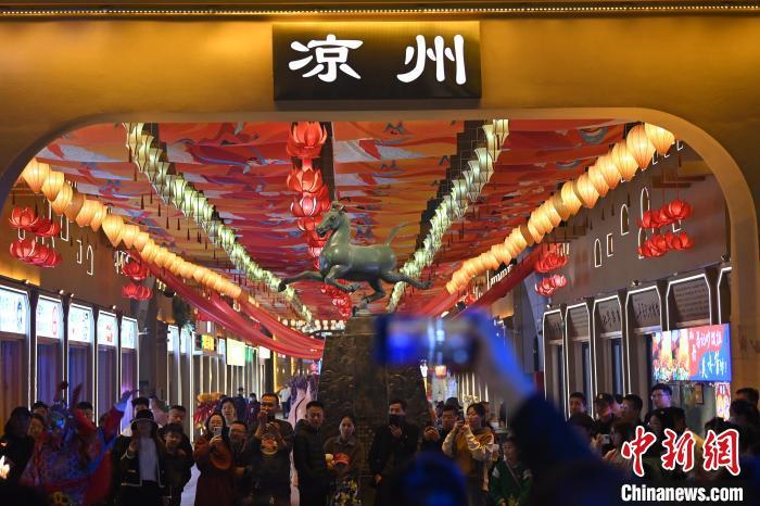 圖為游人拍攝煥然一新亮相的街區(qū)。李亞龍 攝</p>
<p>