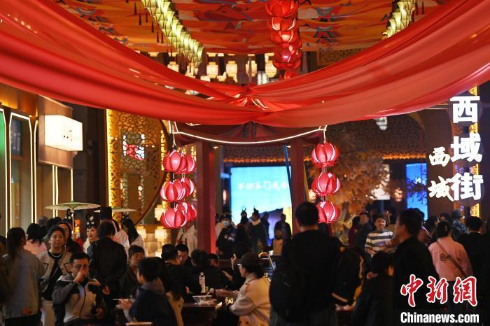 圖為街區(qū)現(xiàn)場(chǎng)游客絡(luò)繹不絕。李亞龍 攝</p>
<p>