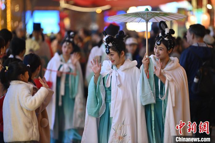 圖為街區(qū)人員著傳統(tǒng)服飾與游人互動(dòng)。李亞龍 攝</p>
<p>