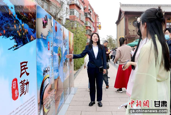 3月下旬，民勤縣在天水啟漢樓廣場舉行推介會，宣傳本地旅游資源和農(nóng)特優(yōu)產(chǎn)品。圖為工作人員向游客介紹民勤自然風(fēng)光、歷史文化。馬愛彬 攝