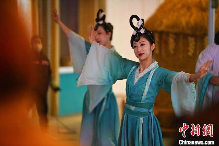 圖為工作人員進行舞蹈表演。李亞龍 攝</p><p>