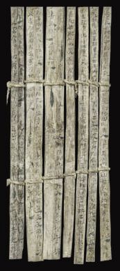 漢簡《康居王使者冊》。此簡記載了西域康居國使者前來“進(jìn)貢”駱駝，抵達(dá)敦煌遇到不公后反映問題，朝廷受理解決的經(jīng)過。新華社發(fā)（甘肅簡牘博物館供圖）