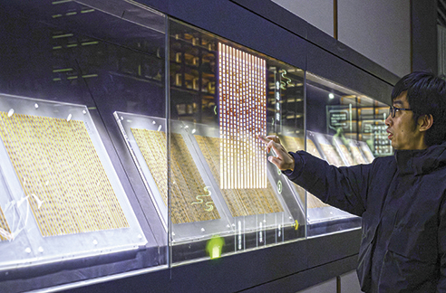 3月6日，工作人員在荊門市博物館新館內(nèi)楚簡展廳展示使用互動裝置。新華每日電訊記者　胡競文