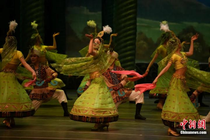 2024年2月23日晚，中國(guó)經(jīng)典舞劇《絲路花雨》在甘肅蘭州演出恭賀新春。李亞龍 攝