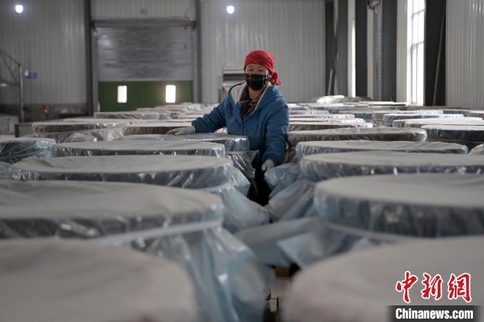 5月10日，工作人員檢查裝有酒糟的壇子。九美旦增　攝