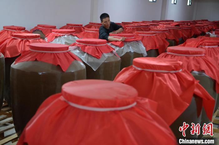 圖為5月10日，工作人員在儲(chǔ)酒庫(kù)檢查酒缸密封性。九美旦增　攝