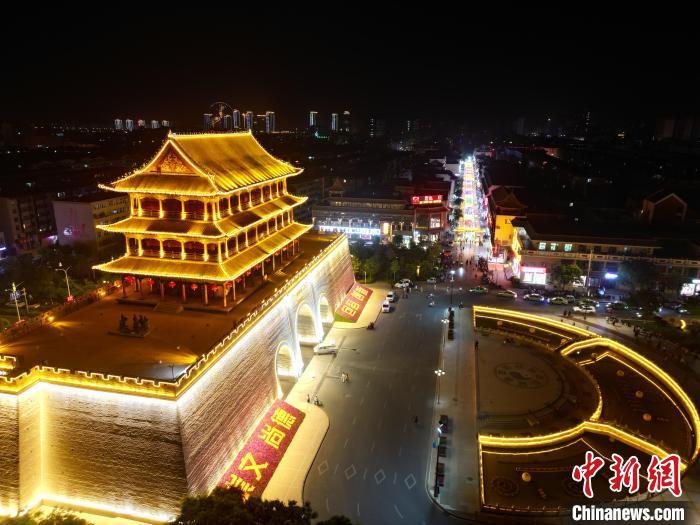 圖為武威市標(biāo)志性建筑涼州古城門燈光亮起。(無人機照片) 　戴文昌 攝</p><p>