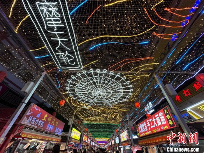 圖為明清街夜市燈光點亮具有武威文化元素的“摩天輪”彩燈?！〈魑牟?攝</p><p>