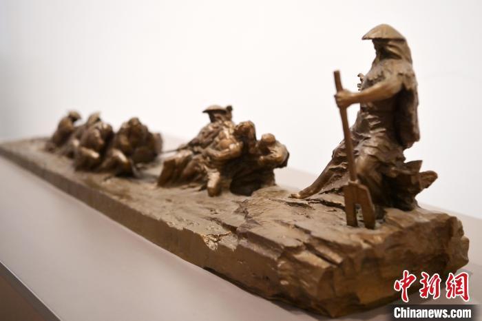 5月21日，在“絲路印跡”雕塑藝術(shù)作品展展出的作品《治水為民·禹德九州》。九美旦增 攝</p>
<p>