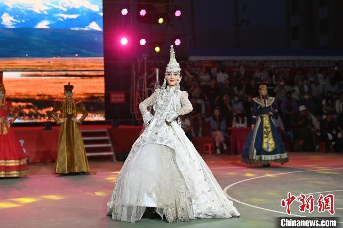 圖為開幕式現(xiàn)場(chǎng)蒙古族服飾秀。李亞龍 攝</p>
<p>