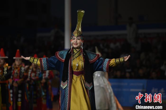 圖為開幕式現(xiàn)場(chǎng)蒙古族服飾秀。李亞龍 攝