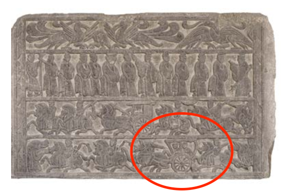 △漢代迎賓、車馬出行畫像石，現(xiàn)藏于臨沂市博物館。畫像石的第四層中有軺車出現(xiàn)。