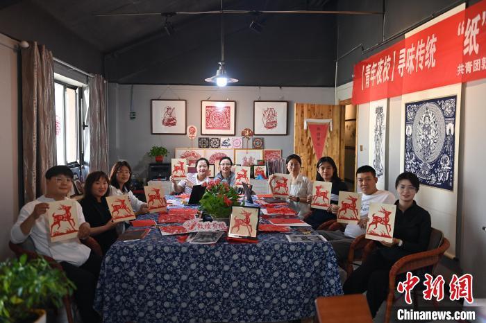 6月6日，在甘肅敦煌青年夜校課程中，青年學(xué)員展示學(xué)習(xí)敦煌非遺剪紙的成果。