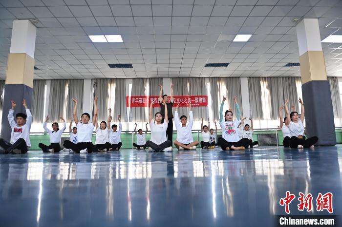 6月6日，在甘肅敦煌青年夜校課程中，青年學(xué)員學(xué)習(xí)敦煌舞課程。李亞龍 攝　　