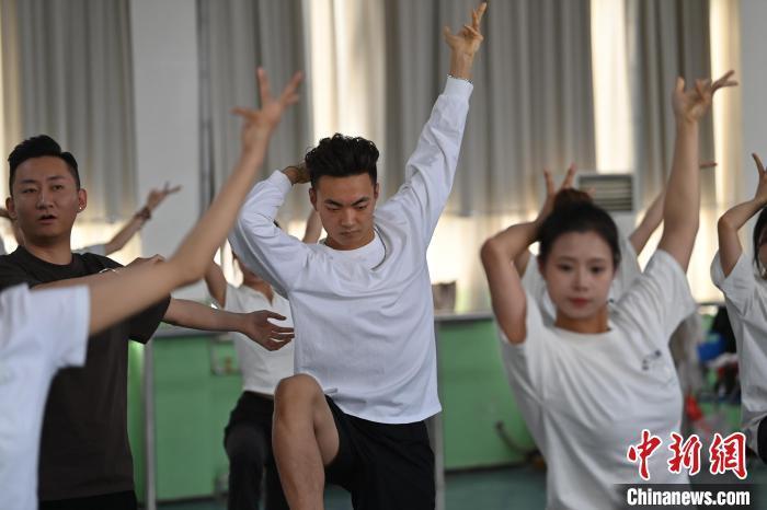 6月6日，在甘肅敦煌青年夜校課程中，青年學(xué)員學(xué)習(xí)敦煌舞課程。李亞龍 攝　　