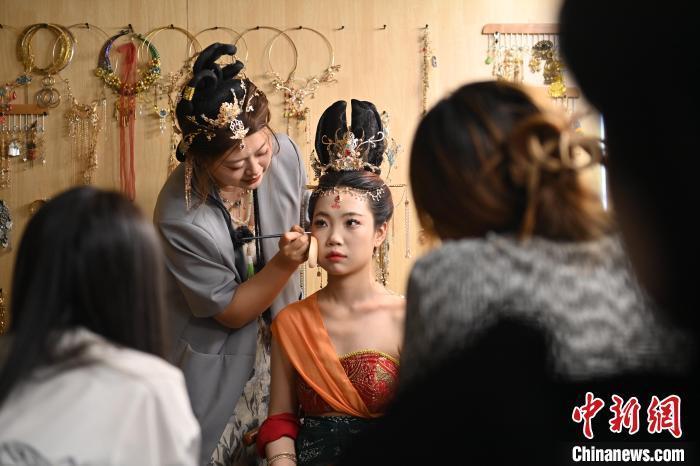 6月6日，在甘肅敦煌青年夜校課程中，青年學(xué)員學(xué)習(xí)敦煌美妝課程。李亞龍 攝　　