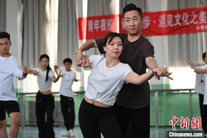 6月6日，在甘肅敦煌青年夜校課程中，學(xué)員學(xué)習(xí)敦煌舞課程。李亞龍 攝　　