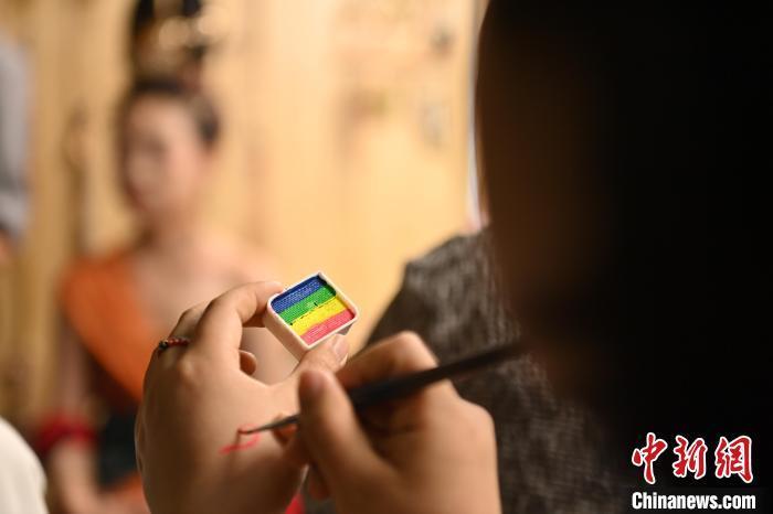 6月6日，在甘肅敦煌青年夜校課程中，青年學(xué)員學(xué)習(xí)敦煌美妝課程。李亞龍 攝　　