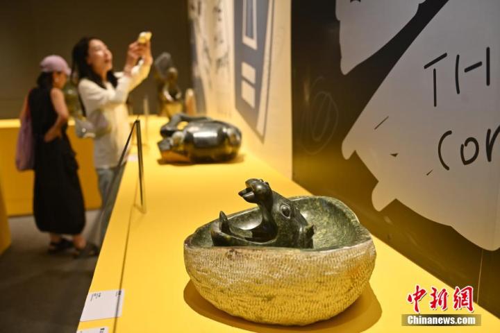 圖為該藝術(shù)展展陳的蛇紋石作品《河馬池》。中新社記者 李亞龍 攝