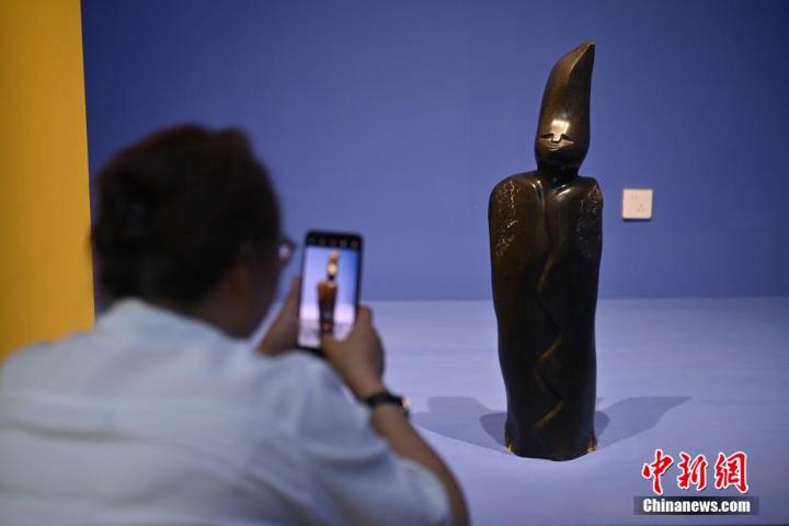 圖為游客拍攝蛇紋石作品《貴婦人》。中新社記者 李亞龍 攝