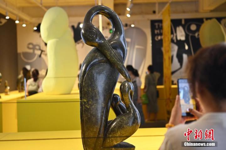 圖為游客拍攝蛇紋石作品《依戀》。中新社記者 李亞龍 攝