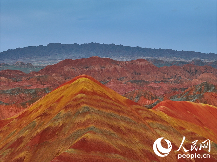 雨后的七彩丹霞，顏色格外艷麗。人民網(wǎng)記者 李根攝