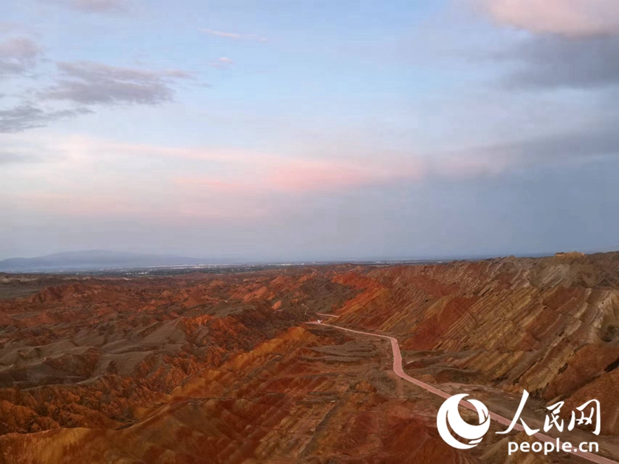 日落時(shí)分，余暉與丹霞交相輝映。人民網(wǎng)記者 唐嘉藝攝