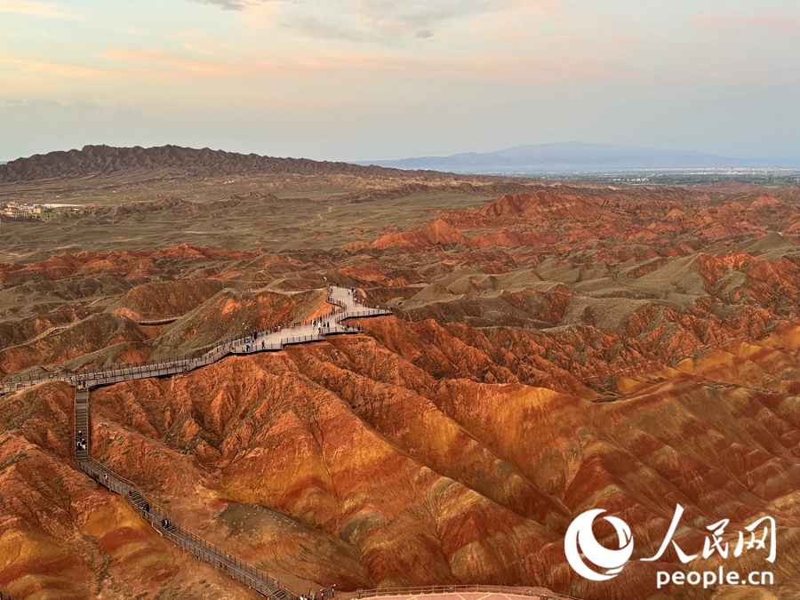 日落時(shí)分，余暉與丹霞交相輝映。人民網(wǎng)記者 徐冬兒攝