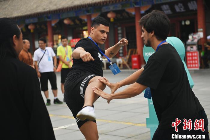 7月14日，甘肅省平?jīng)鍪嗅轻忌骄皡^(qū)內，外籍武術愛好者切磋武藝。7月13日至14日，“2024年北京體育大學第十五屆國際武術比賽交流大會暨首屆崆峒山國際武術大會”舉行，大會也在崆峒山景區(qū)進行問道崆峒、武術高級研修班、崆峒拜師等系列活動。中新社記者 李亞龍 攝